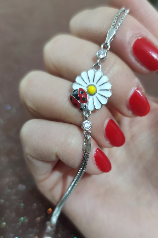Mineli papatya ve uğur böceği motif gümüş bileklik