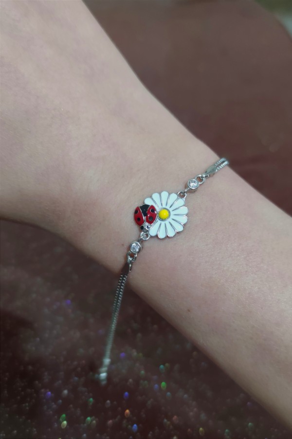 Mineli papatya ve uğur böceği motif gümüş bileklik