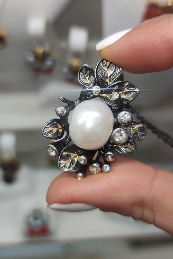 İnci taşlı iri motif gümüş kolye İnci taşlı iri motif gümüş kolye