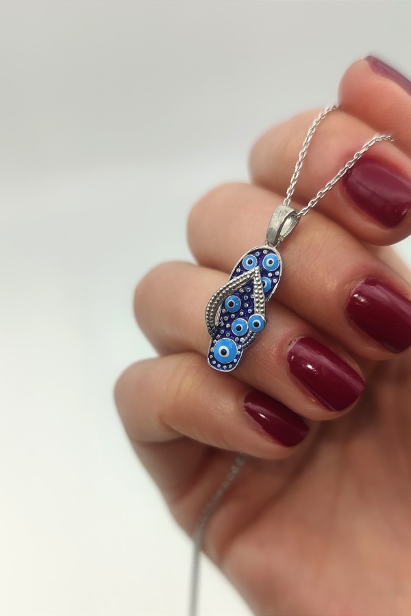 Nazar boncuklu terlik motif gümüş kolye Nazar boncuklu terlik motif gümüş kolye