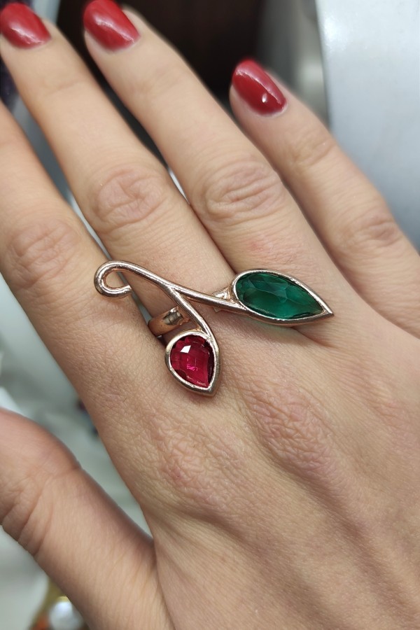 Yakut ve peridot taşlı yaprak motif gümüş yüzük Yakut ve peridot taşlı yaprak motif gümüş yüzük