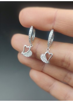 Kalp motif mini gümüş küpe çifti 