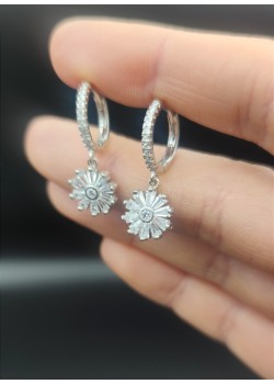 Çiçek motif baget taşlı gümüş küpe çifti 
