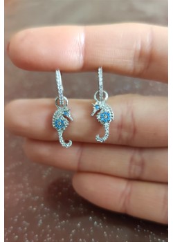 Deniz atı motif gümüş küpe çifti 