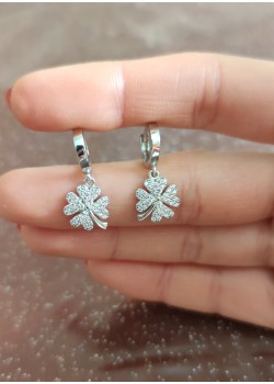 Yonca motif gümüş küpe çifti 
