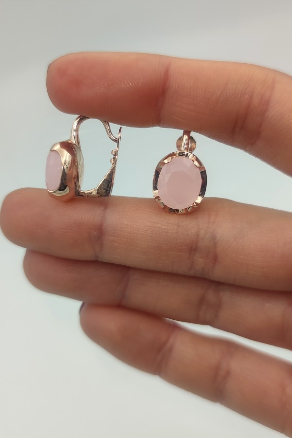 Pembe kuvars taşlı iri motif gümüş küpe çifti Pembe kuvars taşlı iri motif gümüş küpe çifti