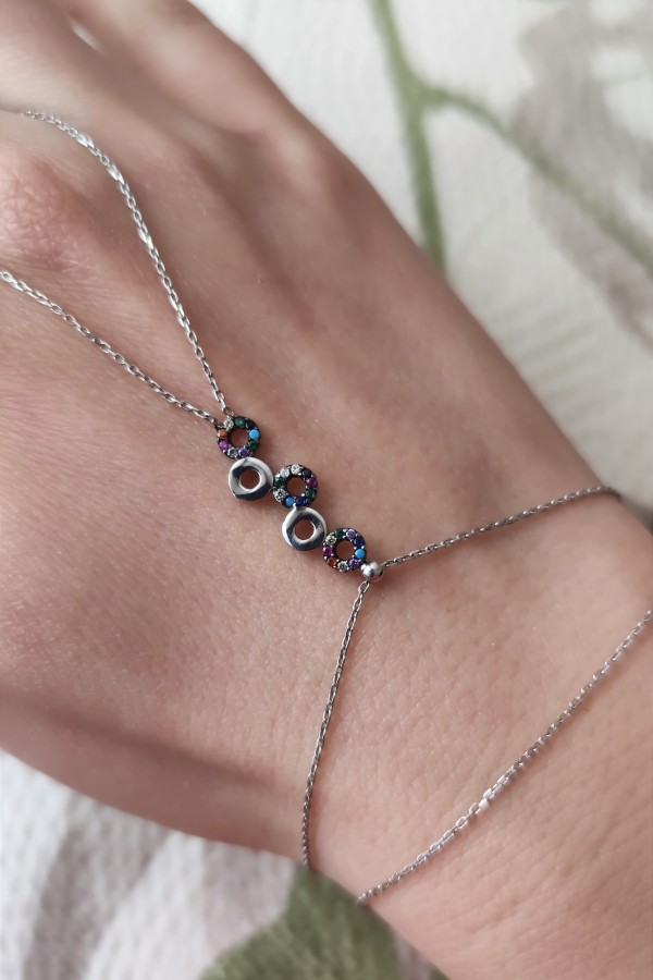 Renkli taşlarla süslü yuvarlak motif gümüş şahmeran Renkli taşlarla süslü yuvarlak motif gümüş şahmeran