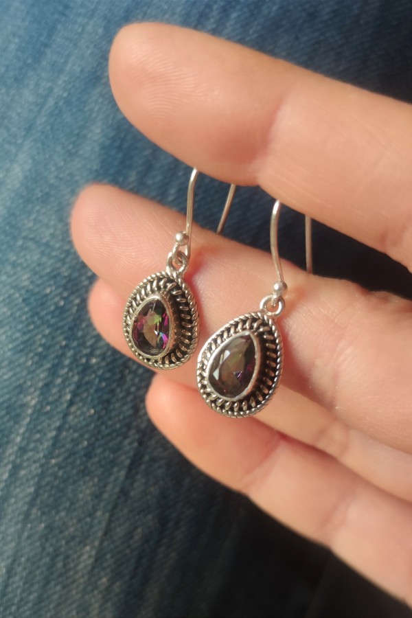 Mistik kuvars taşlı damla motif gümüş küpe çifti Mistik kuvars taşlı damla motif gümüş küpe çifti