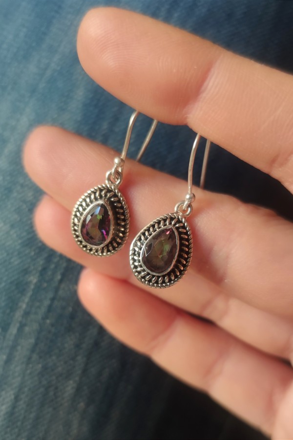 Mistik kuvars taşlı damla motif gümüş küpe çifti Mistik kuvars taşlı damla motif gümüş küpe çifti