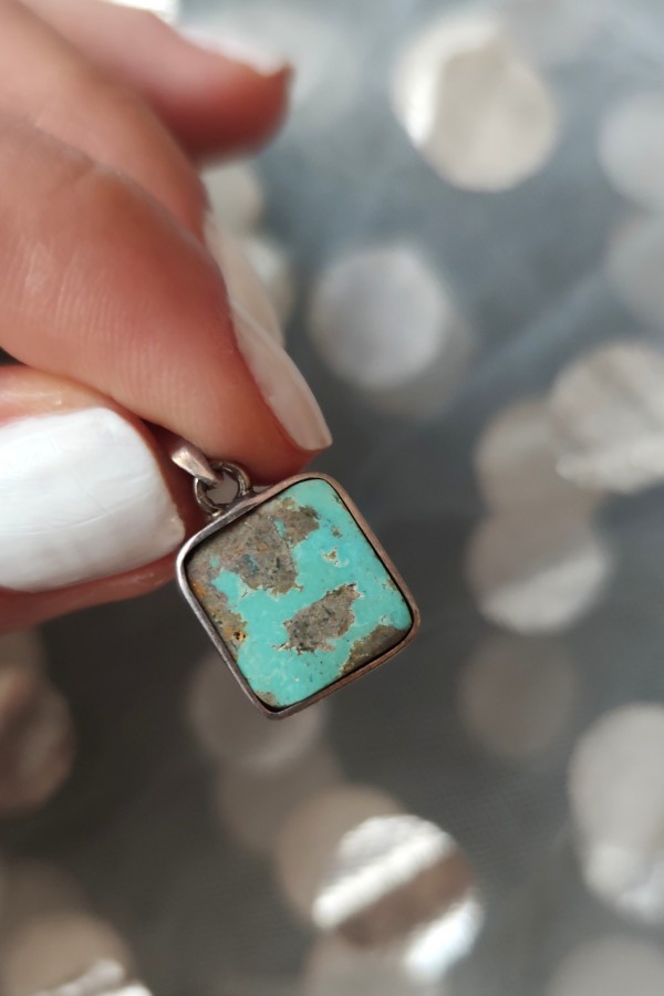 Mini turkuaz taşlı kare motif gümüş kolye ucu Mini turkuaz taşlı kare motif gümüş kolye ucu