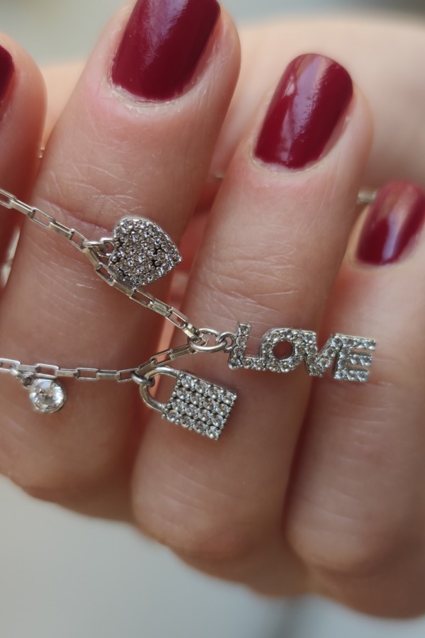 LOVE yazılı kalp kilit ve taş motif gümüş kolye LOVE yazılı kalp kilit ve taş motif gümüş kolye