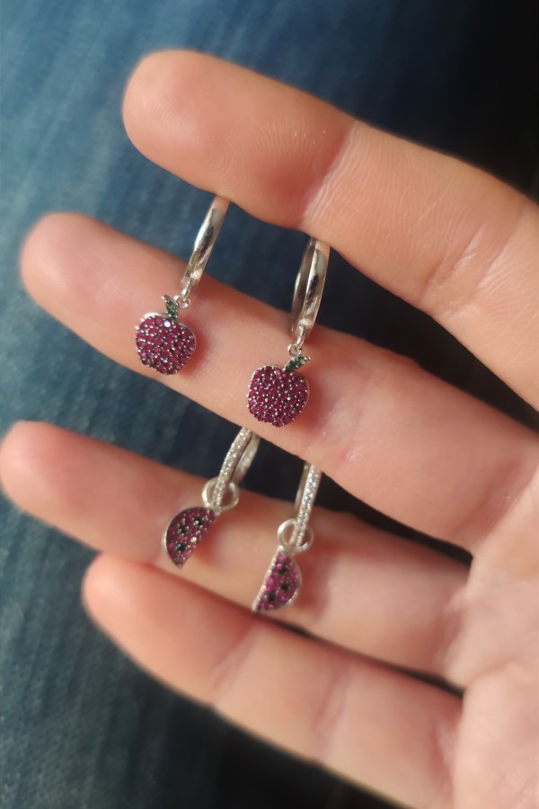 Karpuz ve elma motif yakut taşlı gümüş küpe çifti serisi Karpuz ve elma motif yakut taşlı gümüş küpe çifti serisi