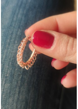Halkalarla süslü gümüş oval halka küpe