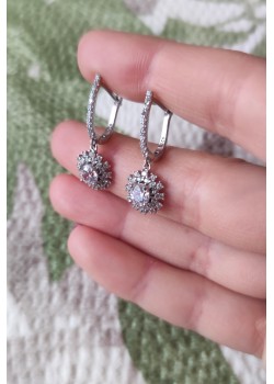Laboratuvar pırlantası taşlı çiçekli motif gümüş küpe