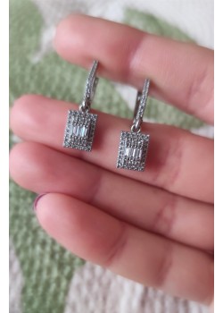 Dikdörtgen motif baget taşlı gümüş küpe çifti