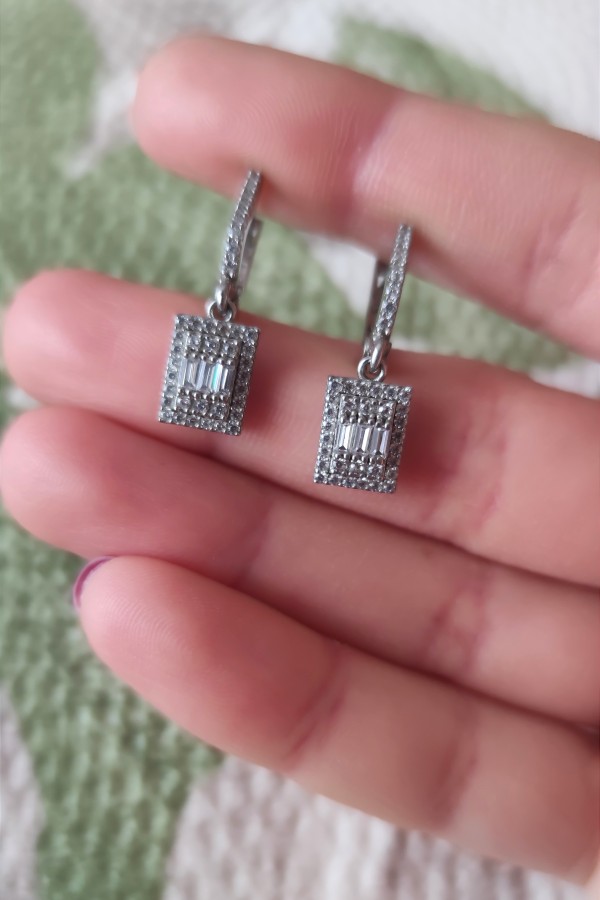 Dikdörtgen motif baget taşlı gümüş küpe çifti Dikdörtgen motif baget taşlı gümüş küpe çifti