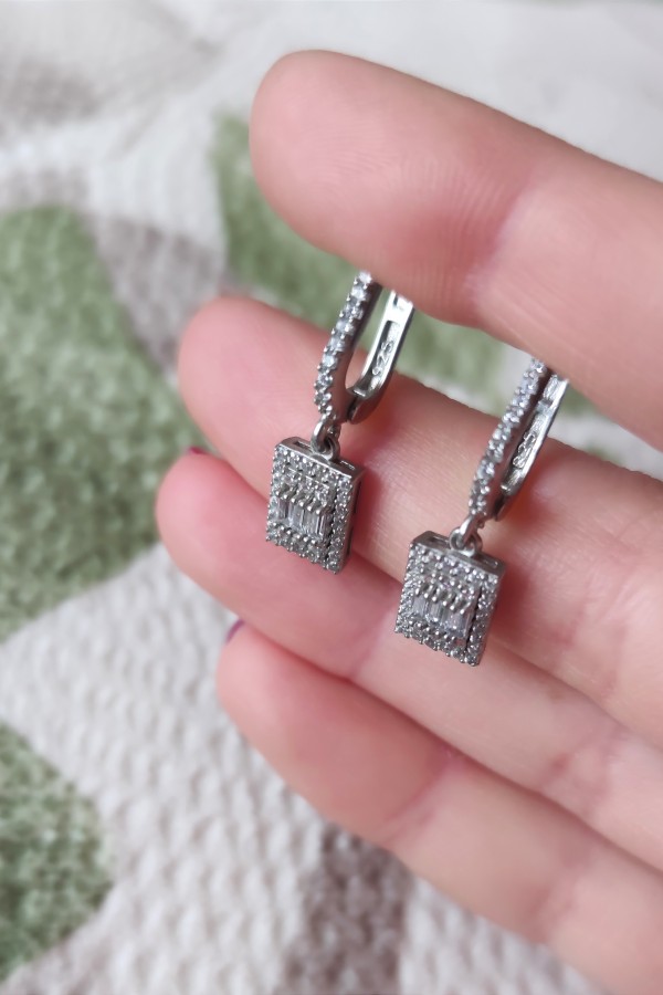 Dikdörtgen motif baget taşlı gümüş küpe çifti Dikdörtgen motif baget taşlı gümüş küpe çifti