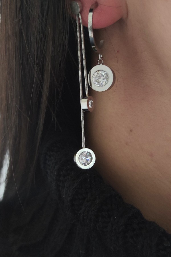 Bir Tarafı Sallantılı Diğer Tarafı Yarım Halka Çelik Küpe Çifti 