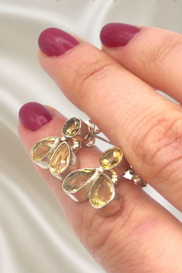 Üç Sitrin Taşlı Gümüş Küpe Çifti 