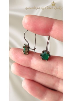 Zümrüt Taşlı Eskitme Motif Gümüş Küpe Çifti