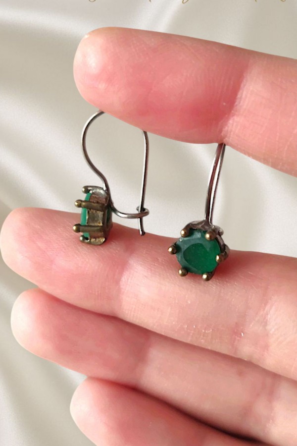 Zümrüt Taşlı Eskitme Motif Gümüş Küpe Çifti