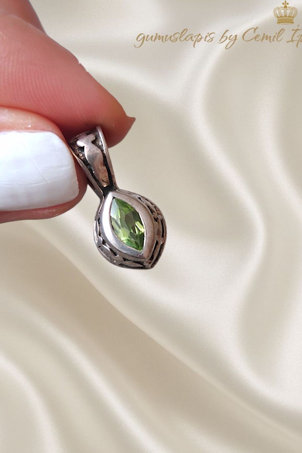 Peridot Taşlı Damla Motif Mini Kolye Ucu