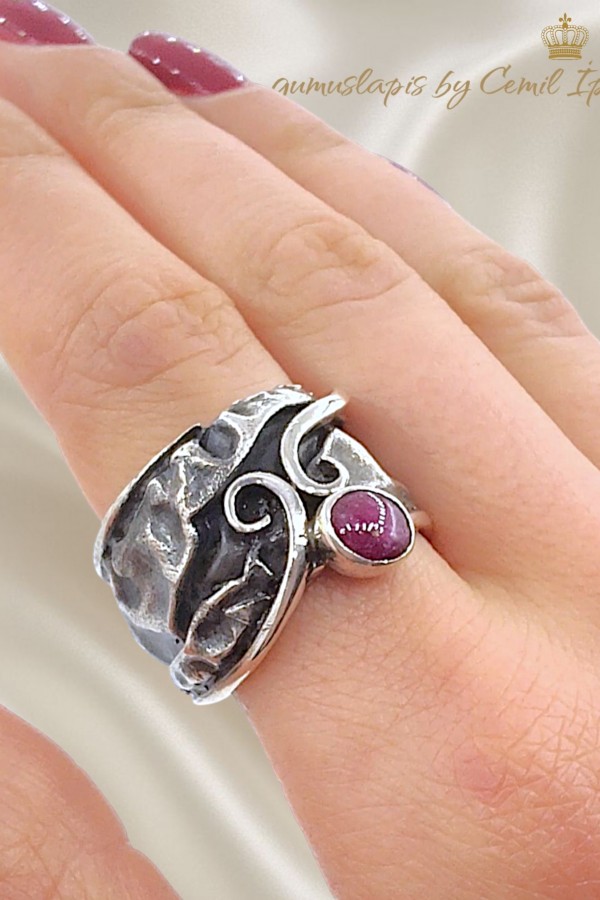 Yakut Taşlı Kalın Sarmal Gümüş Yüzük