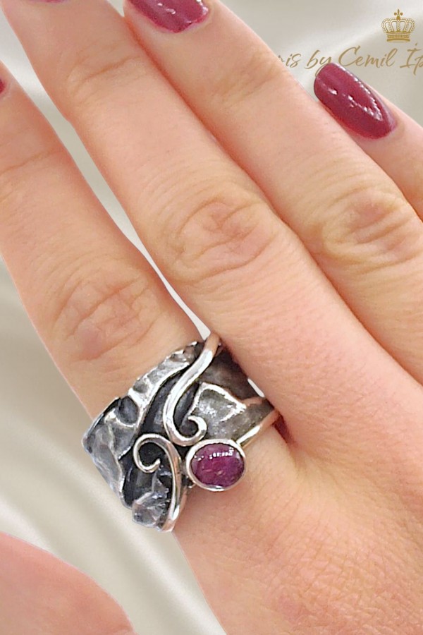 Yakut Taşlı Kalın Sarmal Gümüş Yüzük