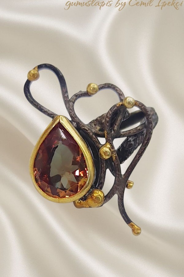 Renk Değiştiren Taşla Süslü Gümüş Yüzük