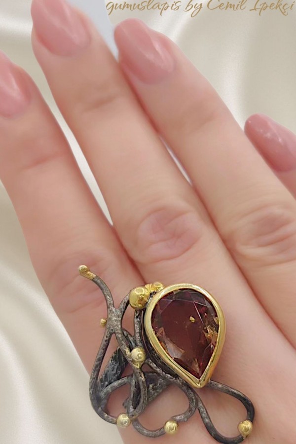 Renk Değiştiren Taşla Süslü Gümüş Yüzük