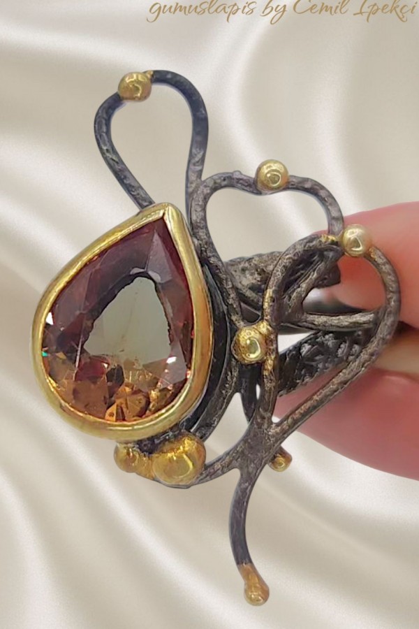 Renk Değiştiren Taşla Süslü Gümüş Yüzük