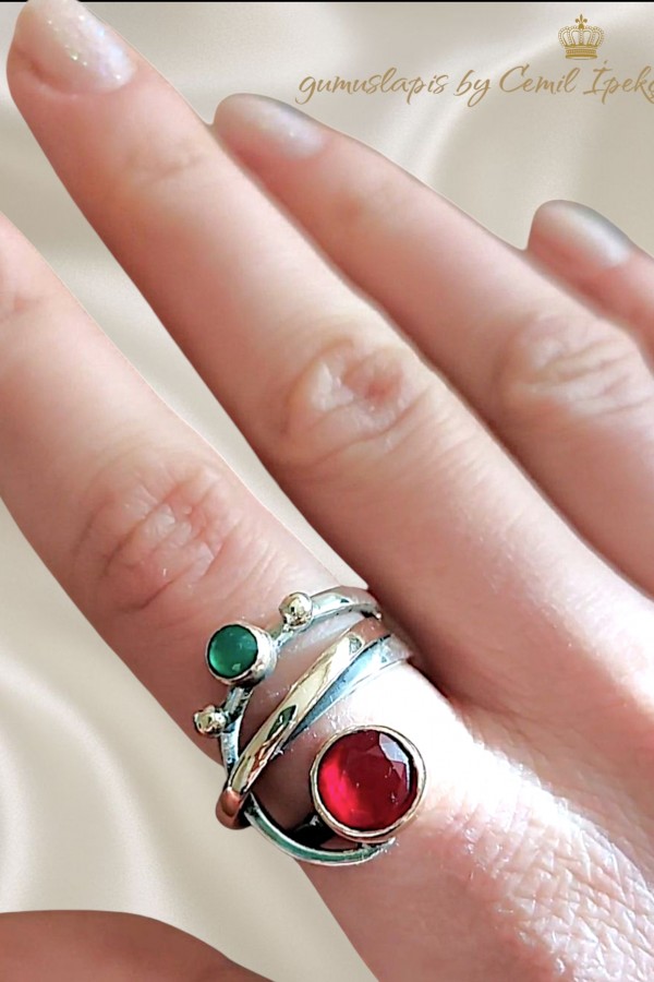 Yakut ve Zümrüt Taşlı Sarmal Gümüş Yüzük 