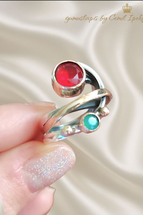 Yakut ve Zümrüt Taşlı Sarmal Gümüş Yüzük 