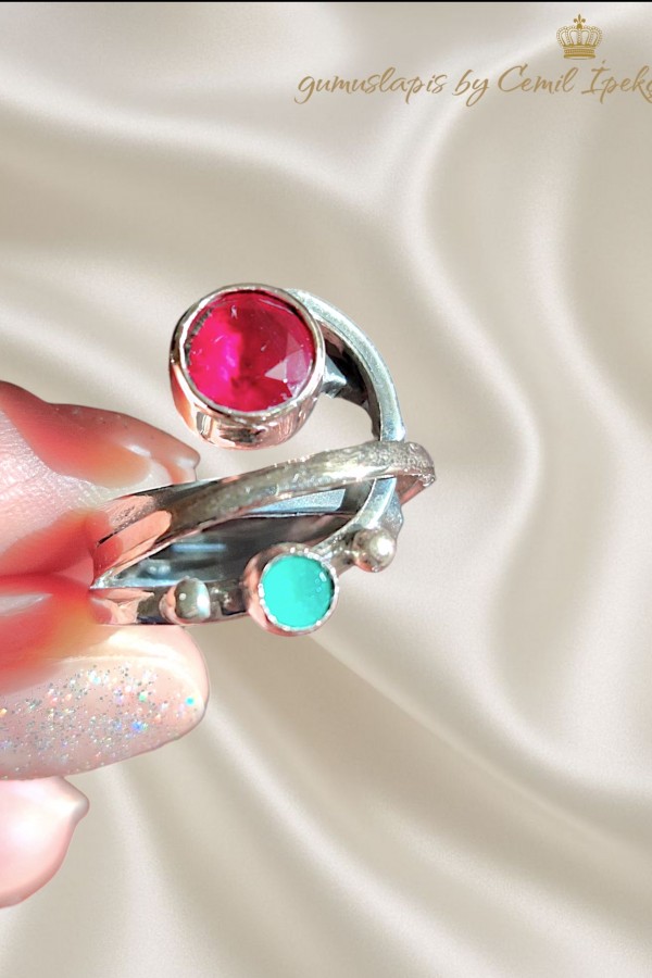 Yakut ve Zümrüt Taşlı Sarmal Gümüş Yüzük 