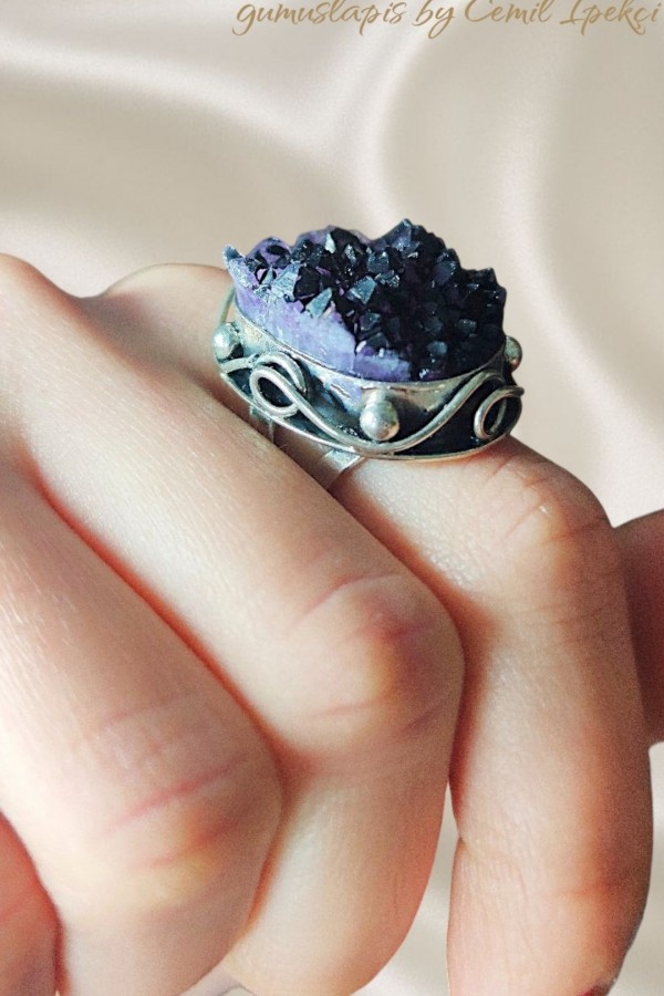 İşlenmemiş Ametist Taşlı Büyük Boy Gümüş Yüzük 