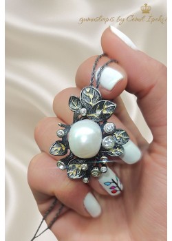 İnci Taşlı İri Motif Siyah Kaplama Gümüş Kolye