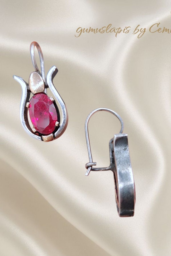 Yakut Taşlı Tasarım Gümüş Küpe Çifti 