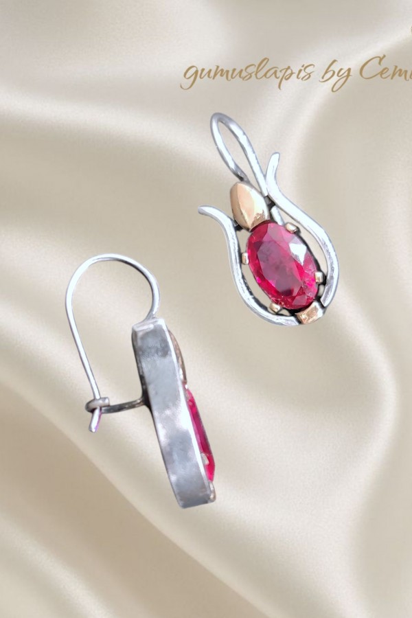 Yakut Taşlı Tasarım Gümüş Küpe Çifti 