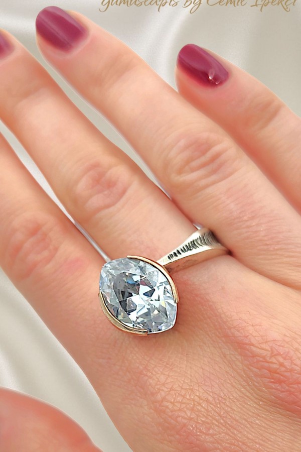 Yan Beyaz Taşlı Gümüş Tasarım Yüzük 