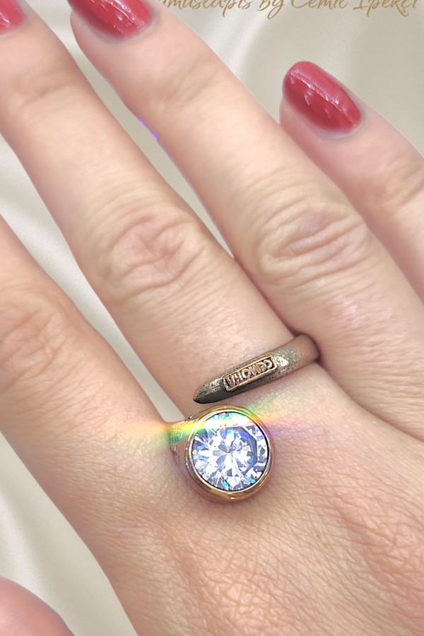 Beyaz Taşlı Gümüş Tasarım Yüzük