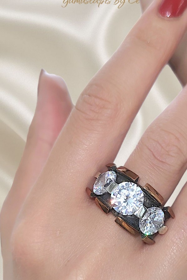 Üç Beyaz Taşlı Gümüş Tasarım Yüzük 