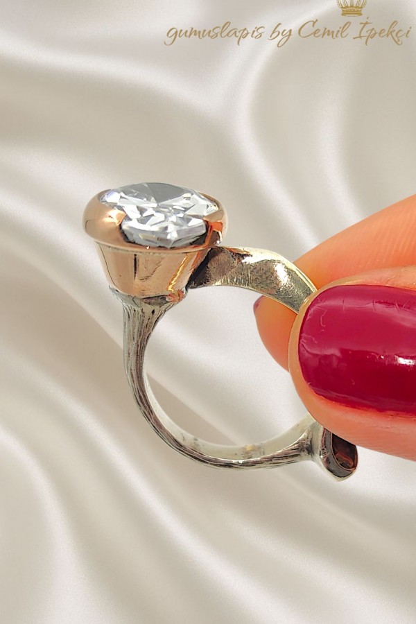 Yan Beyaz Taşlı Gümüş Tasarım Yüzük 