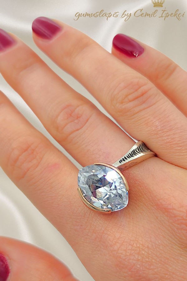 Yan Beyaz Taşlı Gümüş Tasarım Yüzük 
