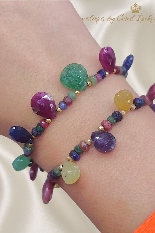 Renkli Doğal Taşlarla Süslü Gümüş Bileklik