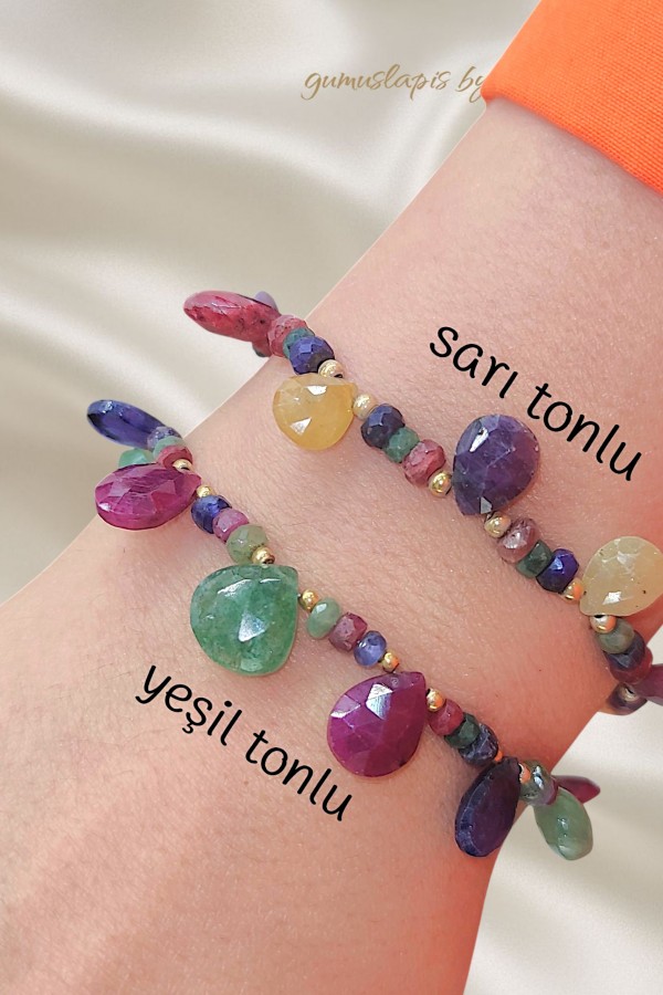Renkli Doğal Taşlarla Süslü Gümüş Bileklik