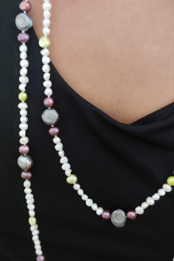 Renkli İnci Taşlarla Süslü Dizi Kolye