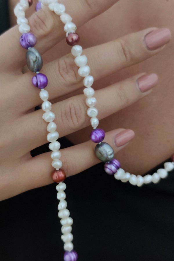 Renkli İnci Taşlarla Süslü Dizi Kolye