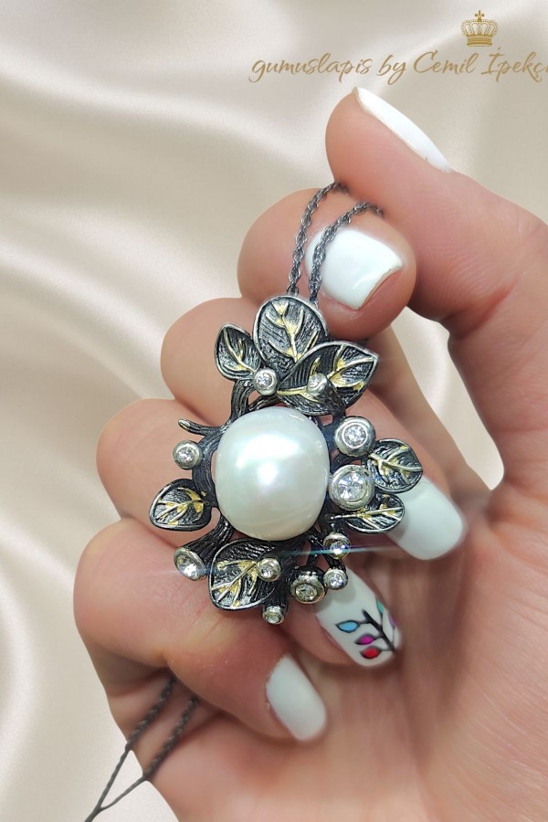 İnci Taşlı İri Motif Gümüş Kolye