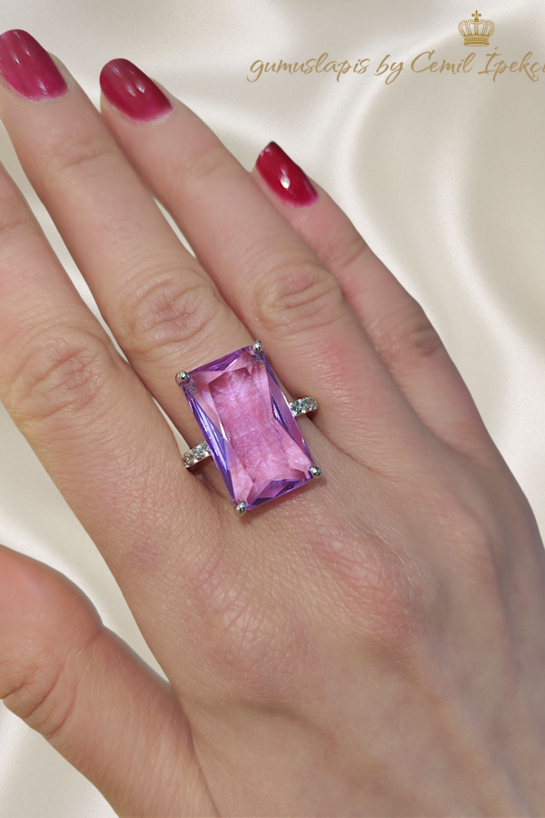 Renkli Taşlarla Süslü Dikdörtgen Kesim Gümüş Yüzük Serisi