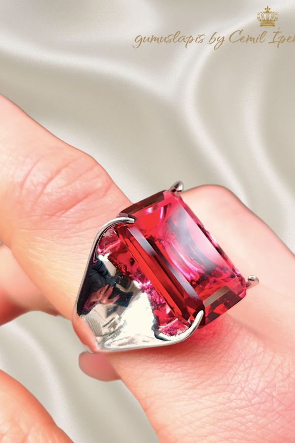 Kırmızı Taşlı Küçük Dikdörtgen Motif Gümüş Yüzük